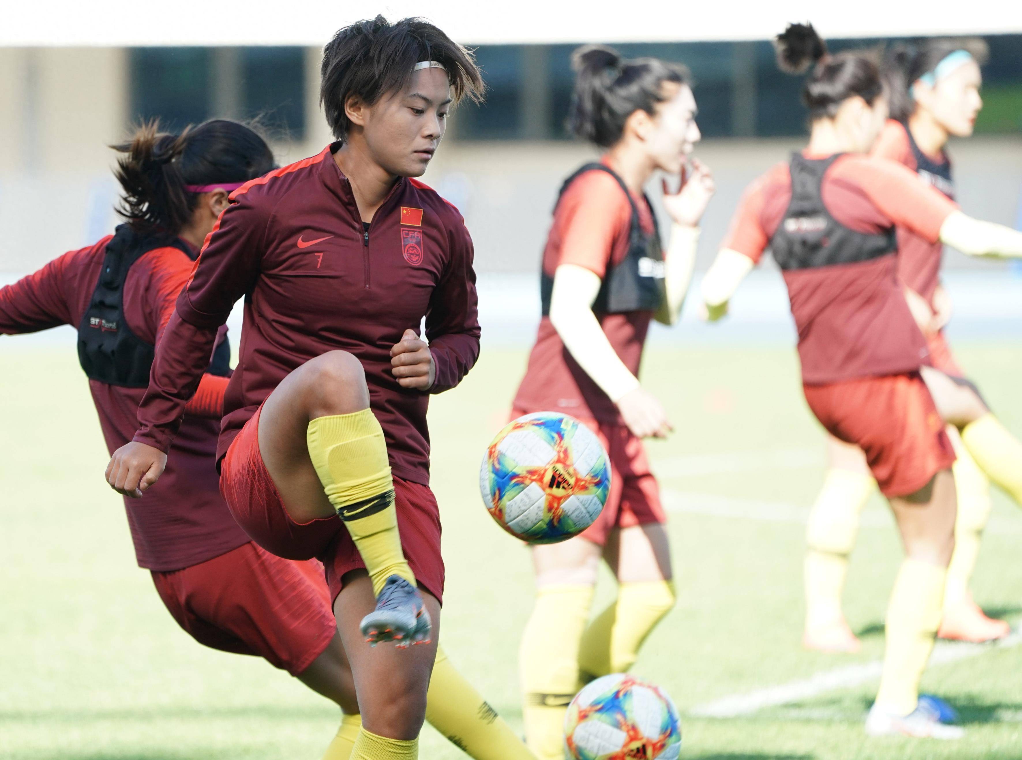 饮恨落幕赛：女足队伍缅怀奋斗