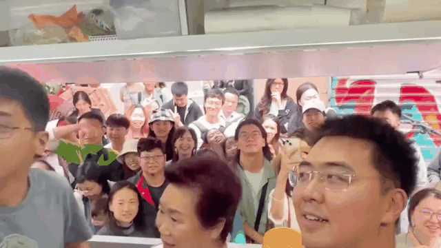 关于惊险场面频频上演，赛场火爆异常引人注目的信息